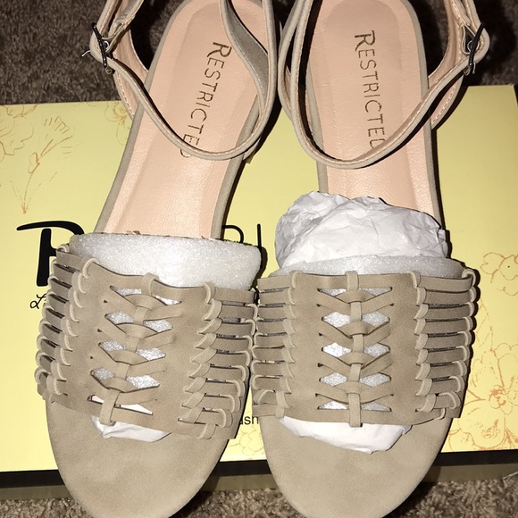 Restricted healed sandal. NWT - Picture 6 of 7